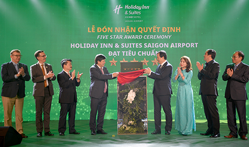 Tổng cục trưởng Tổng cục Du lịch Nguyễn Trùng Khánh trao Quyết định khách sạn đạt tiêu chuẩn 5 sao cho Khách sạn Holiday Inn & Suites Saigon Airport